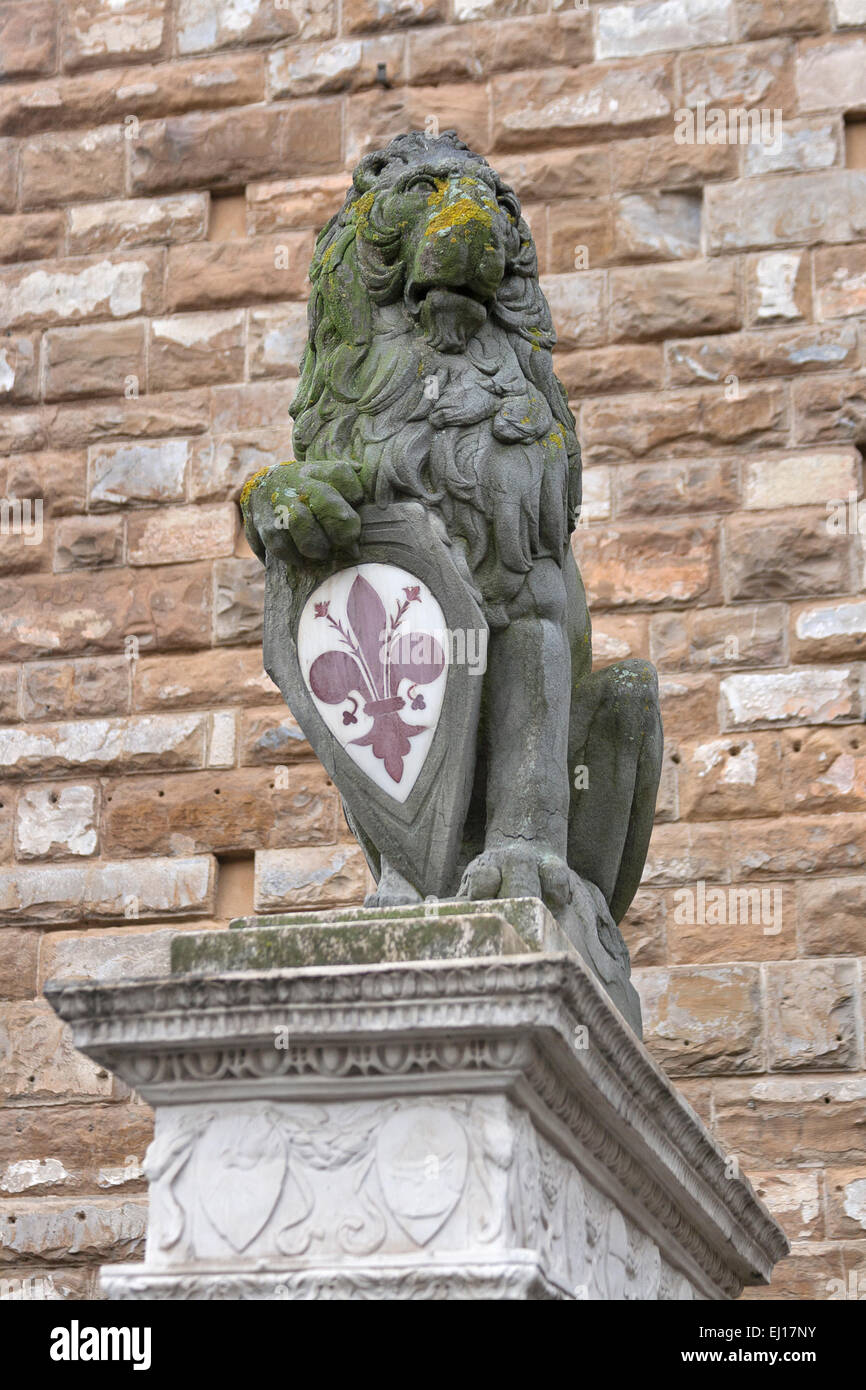 Lion statua con stemma vicino alla Galleria degli Uffizi a Firenze, Italia Foto Stock