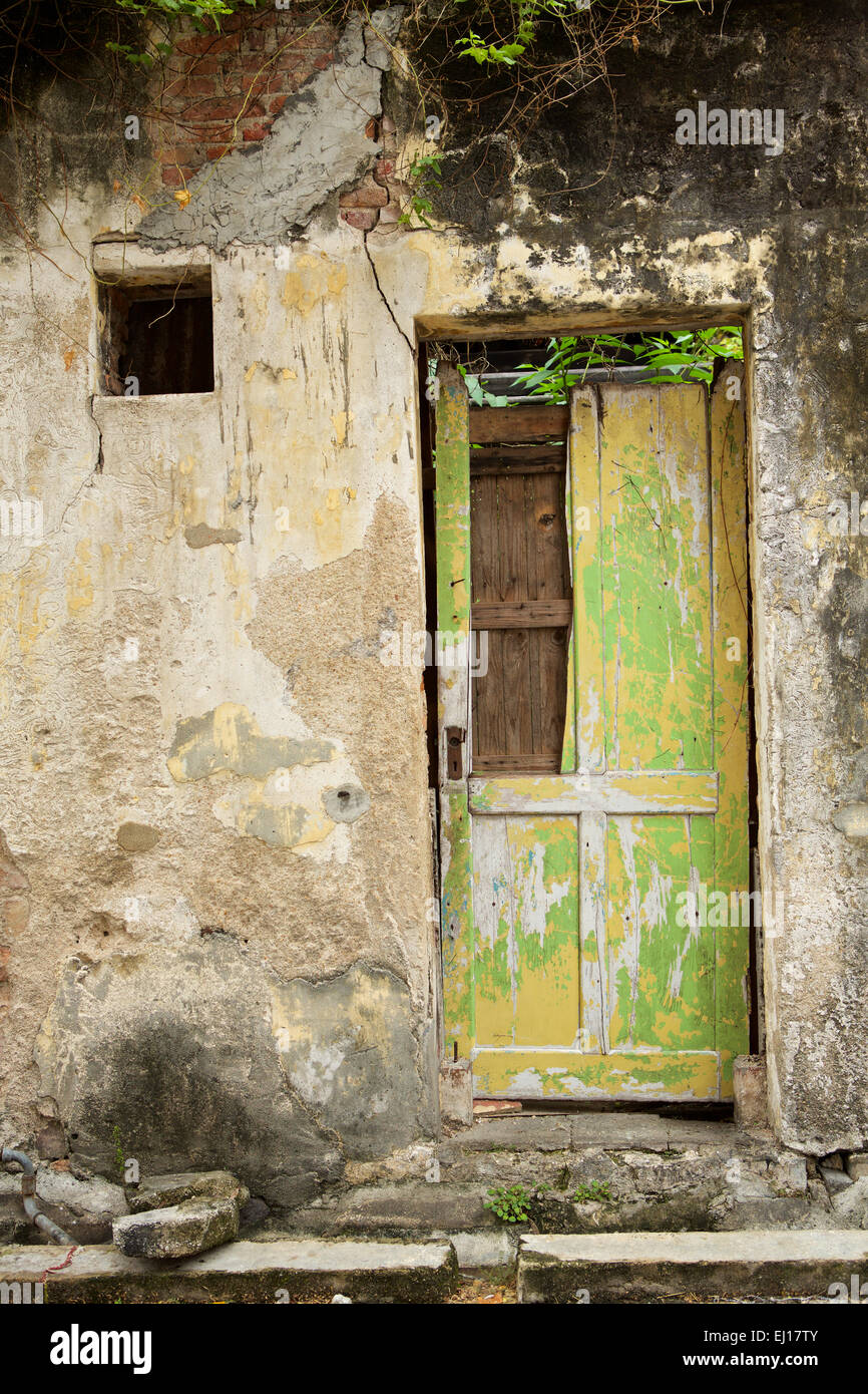 Porta posteriore per una corsa verso il basso home. Sportello rotto e intonaco danneggiato nel patrimonio sono di Georgetown Penang Foto Stock