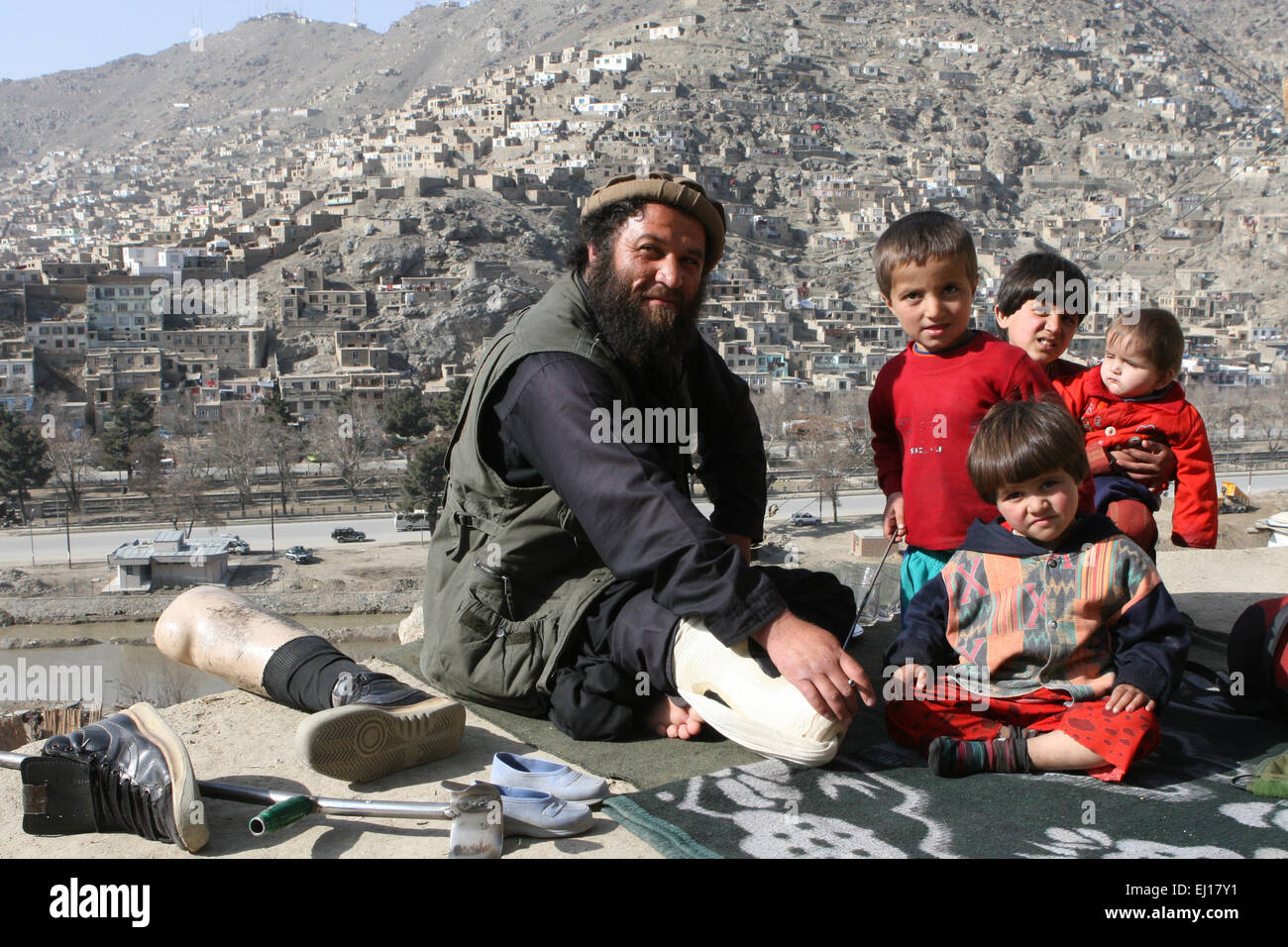 Ex mujahideen fighter nella sua casa a Kabul, Afghanistan, 2008. Foto Stock