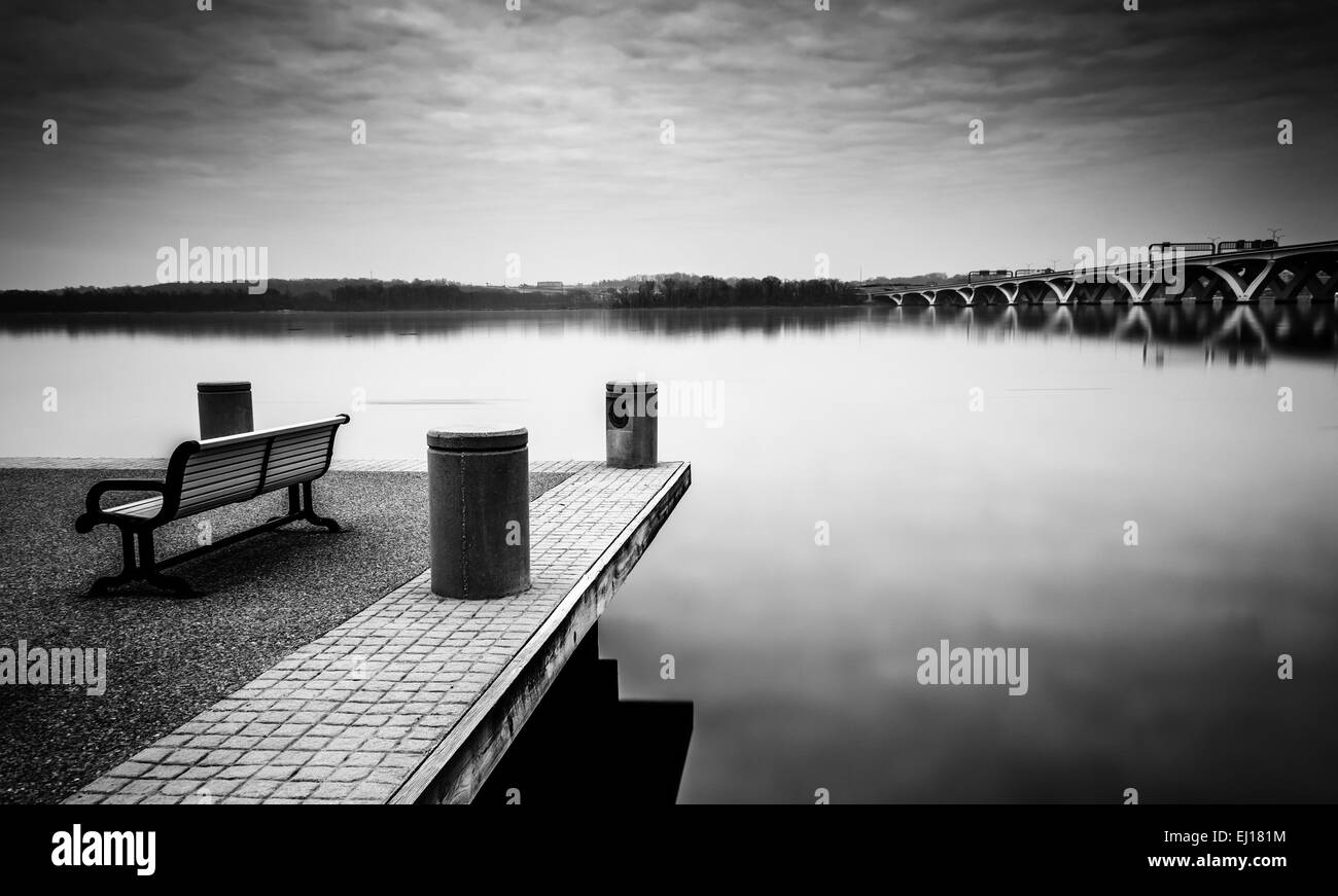 Panchina lungo il fiume Potomac, in Alexandria, Virginia. Foto Stock