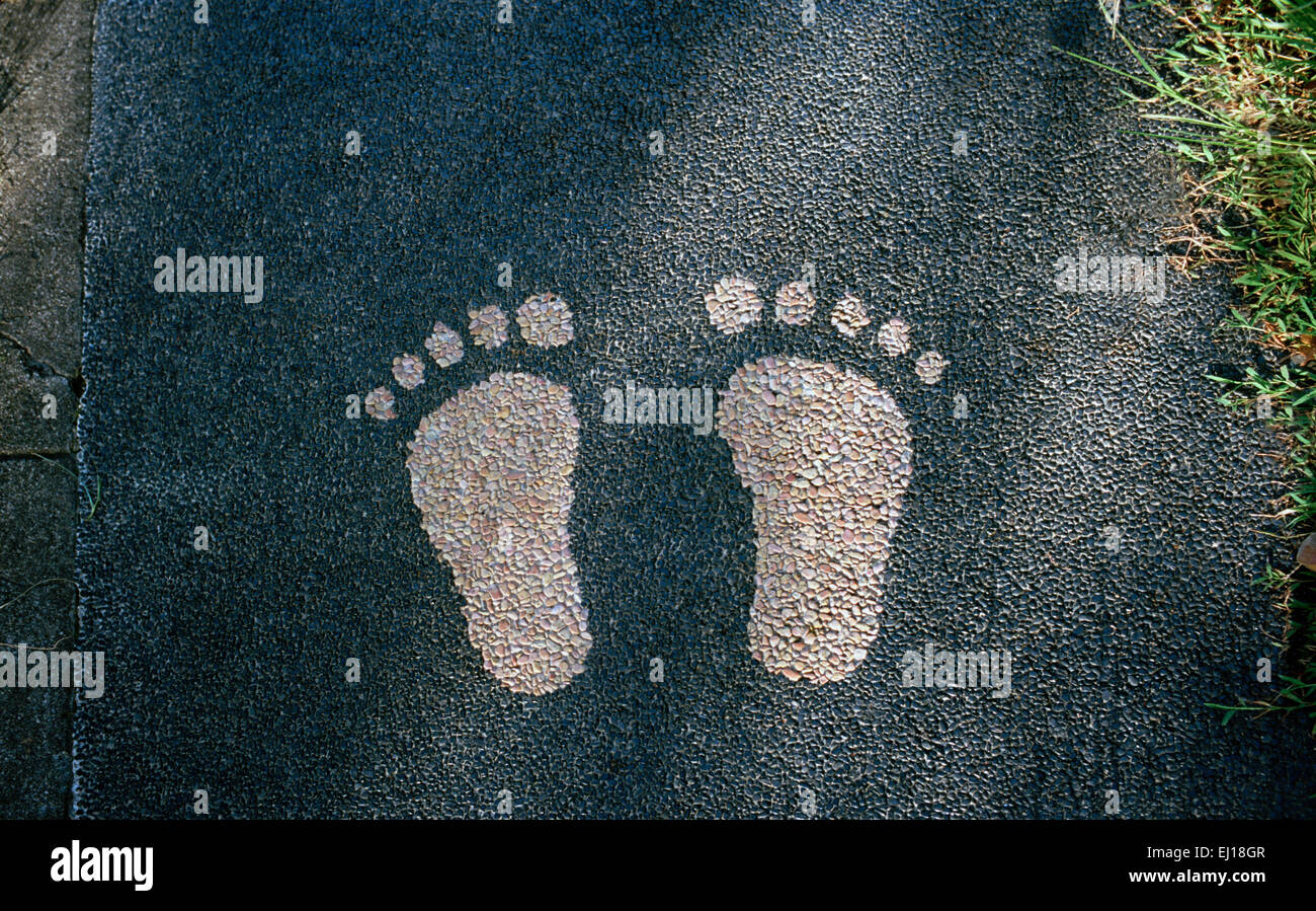 Fotografia di viaggio - impronta su un percorso di Bali in Indonesia nel sud-est asiatico in Estremo Oriente. Piedi piedi Stampa Stampa Foto Stock