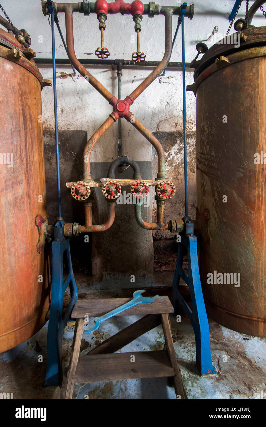 Vecchi serbatoi di distillazione per aguardiente (bevanda alcolica) produzione. Foto Stock