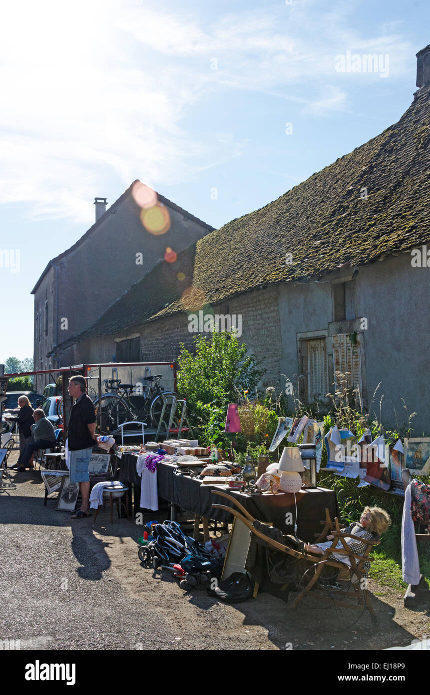 Il Grand Rue di Gigny-sûr-Saône, è rivestito con le tabelle per il mese di agosto marché aux puces, Borgogna, Francia. Foto Stock