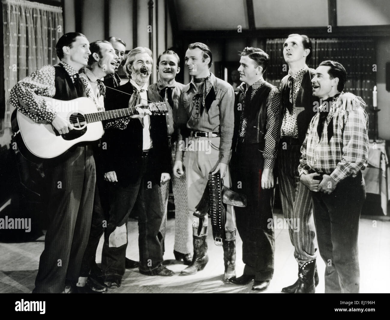 ROY ROGERS (1911-1998) US cantante e attore cowboy con Gabby Hayes quarto da sinistra e i figli dei pionieri circa 1948 Foto Stock