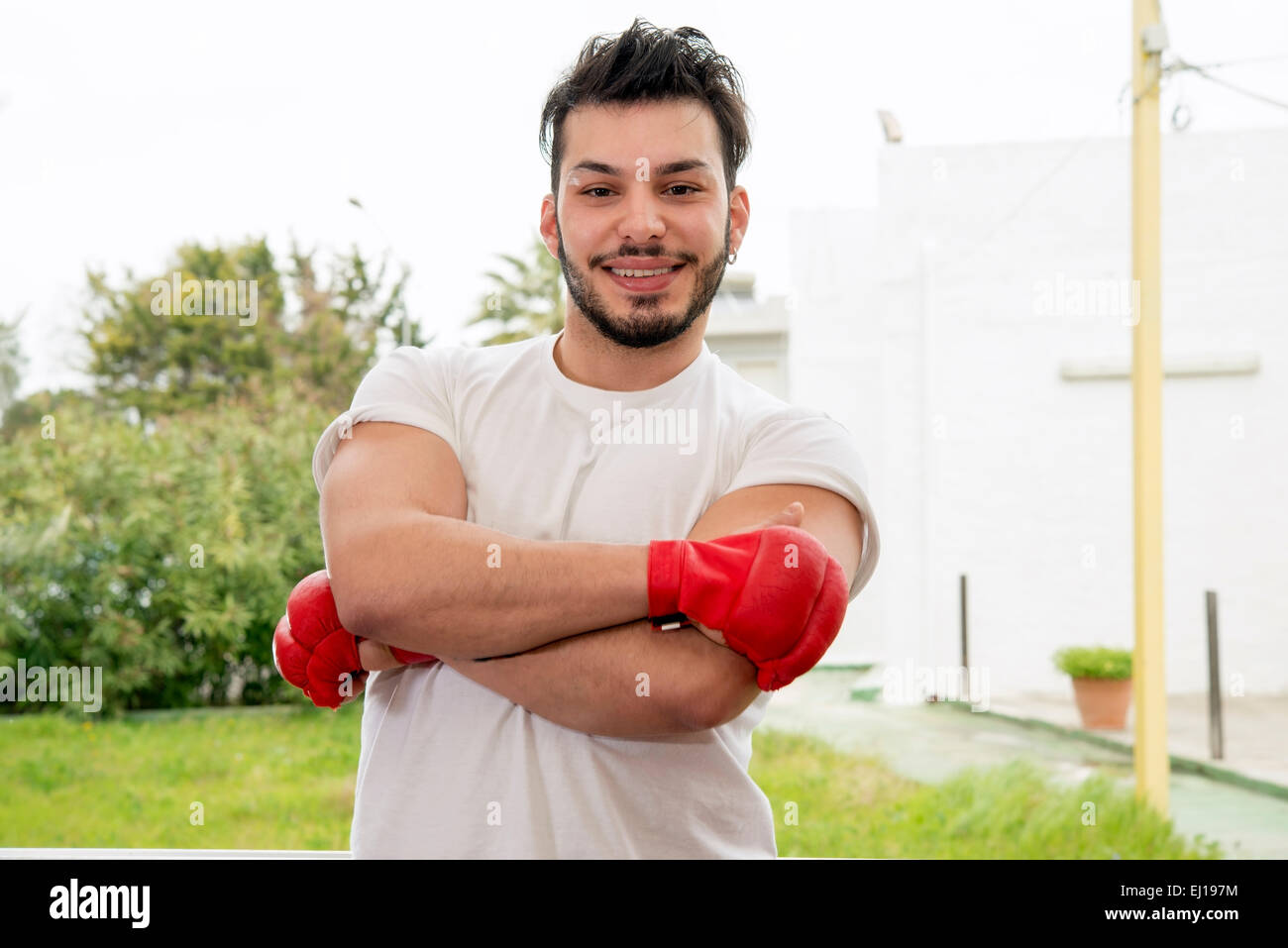 Ritratto di giovane atletico modello maschile di ridere dopo tempo di sport Foto Stock