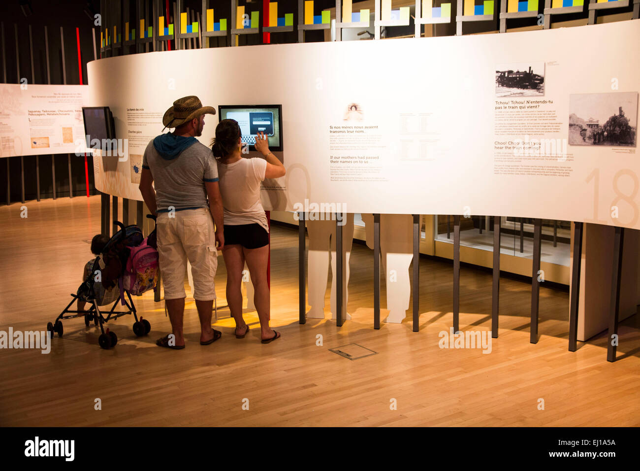 Attraverso il multi-media presenta, toccare serbatoi e un acquario gigante, il Musee du Fjord conduce i visitatori a esplorare il fiordo e dintorni. Foto Stock