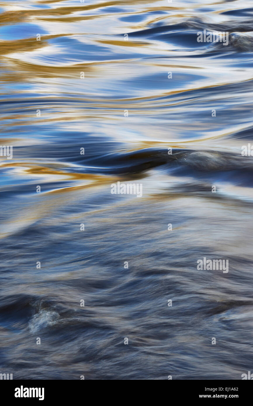 Otturatore lento , lunga esposizione,abstract dettaglio del fiume Wharfe Foto Stock