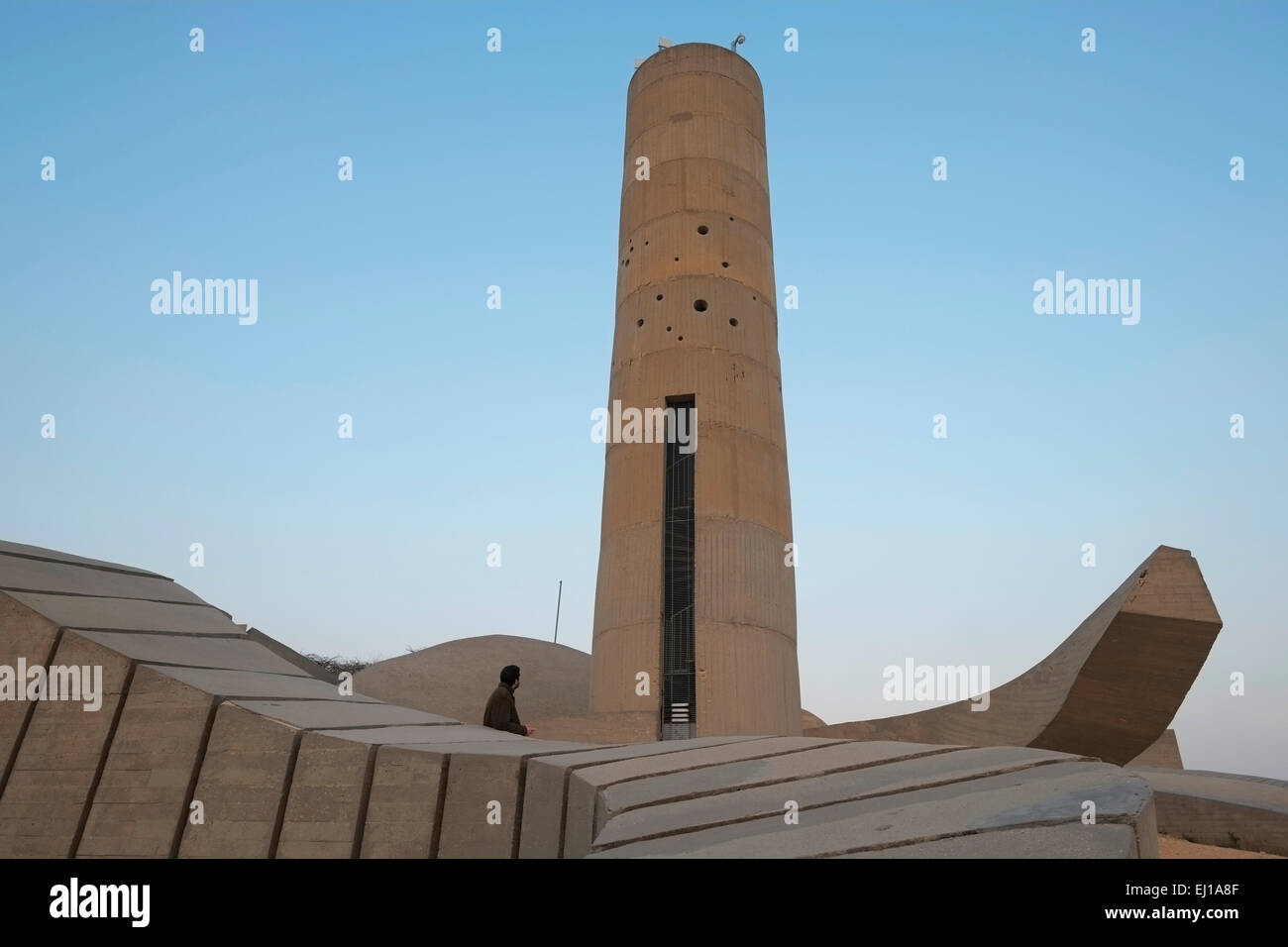 Vista del monumento di cemento in Brutalist architecture design di stile per la Brigata Negev conosciuto localmente come Andarta progettato da Dani Karavan in memoria dei membri del popolo ebraico Palmach Brigata Negev caduti difendere Israele durante il 1948 arabo guerra israeliana. È situato su una collina che si affaccia su Beersheba anche ortografato Beer-Sheva la più grande città nel deserto del Negev di Israele sud Foto Stock