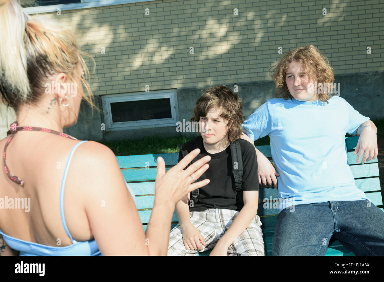 Donna spacciatore al parco giochi scuola. Foto Stock