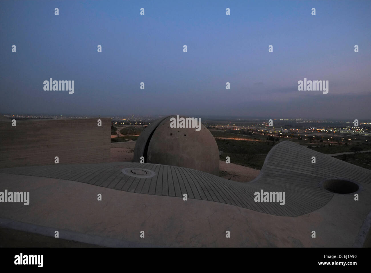 Vista del monumento di cemento in Brutalist architecture design di stile per la Brigata Negev conosciuto localmente come Andarta progettato da Dani Karavan in memoria dei membri del popolo ebraico Palmach Brigata Negev caduti difendere Israele durante il 1948 arabo guerra israeliana. È situato su una collina che si affaccia su Beersheba anche ortografato Beer-Sheva la più grande città nel deserto del Negev di Israele sud Foto Stock