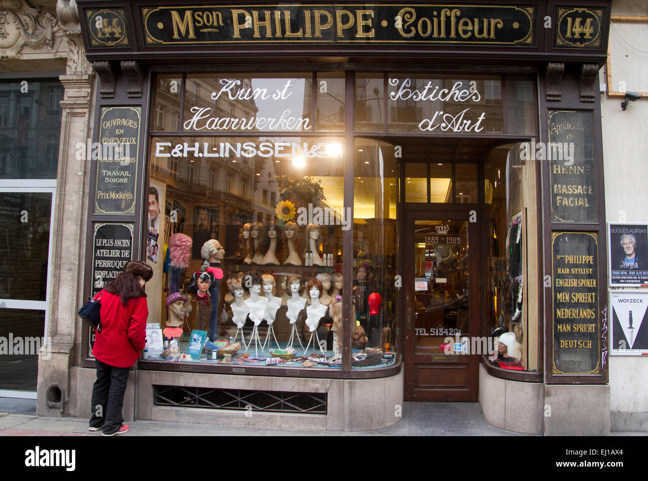 Donna coetanei in una parrucca tradizionale negozio a Bruxelles Foto Stock