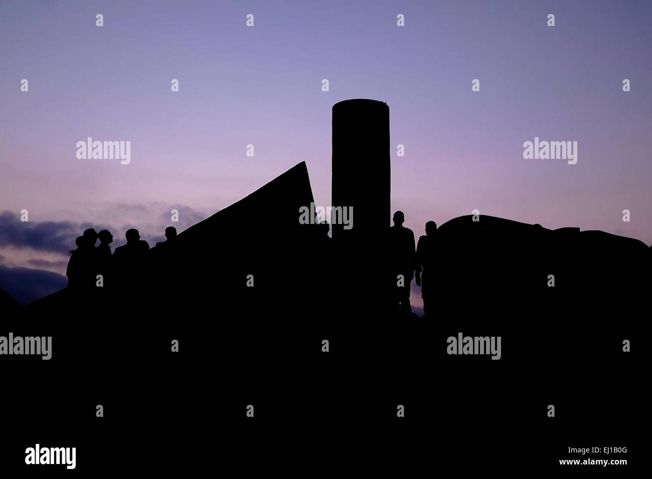 Vista silhouetted del monumento in cemento in stile architettura brutalista design alla Brigata Negev conosciuta localmente come l'Andarta progettato da Dani Karavan in memoria dei membri della Brigata Ebraica Palmach Negev che si sono abbattuti in difesa di Israele durante la guerra araba israeliana del 1948. Si trova su una collina che domina Beerseba, anche detto Beer-Sheva, la più grande città nel deserto di Negev nel sud di Israele Foto Stock