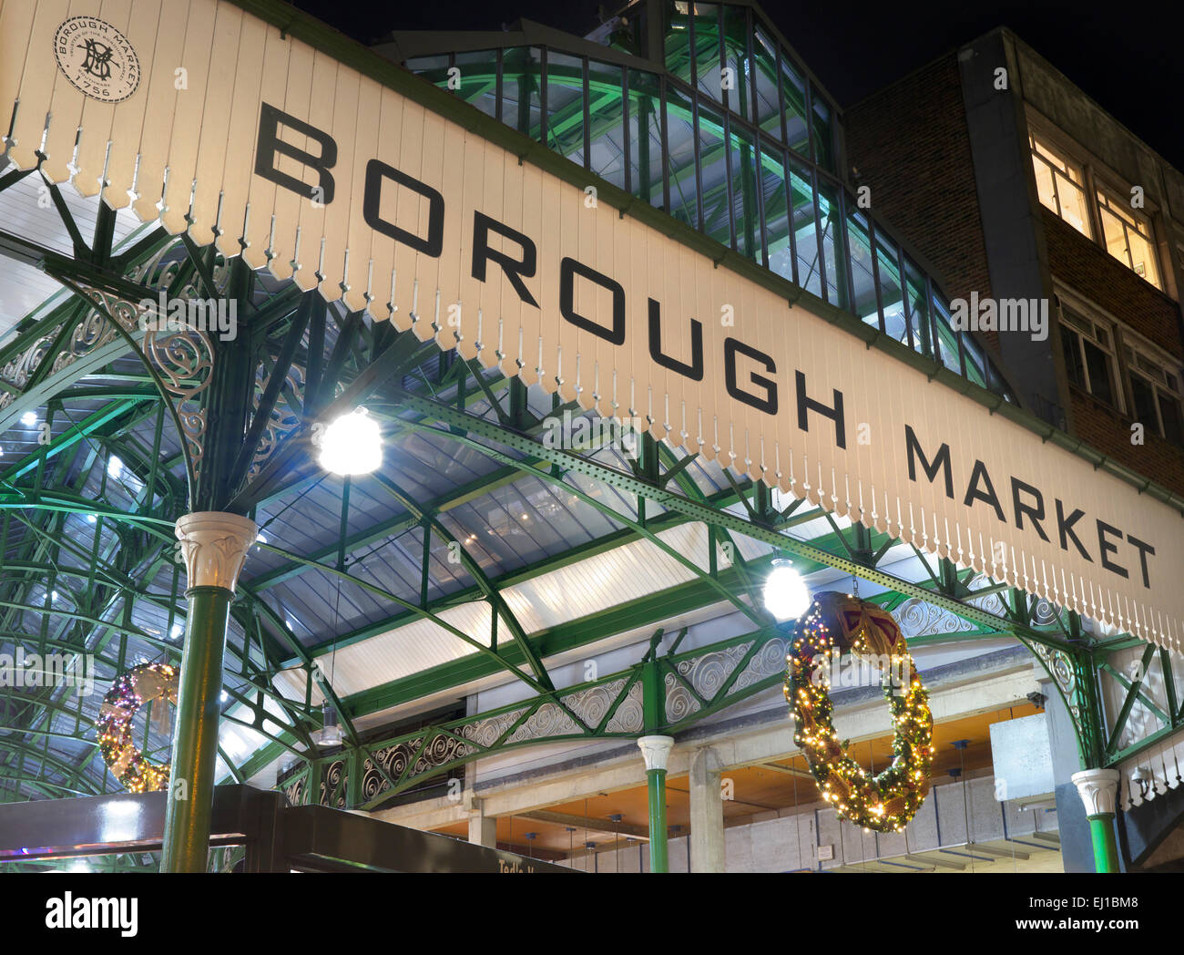 Borough Market facciata illuminata di notte con Natale ghirlande Southwark Londra Foto Stock