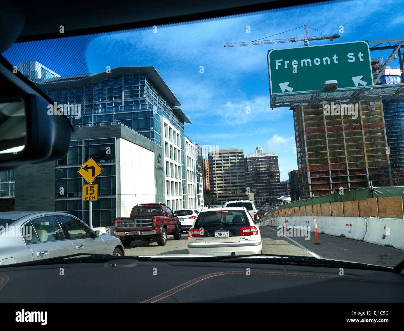 Punto di vista auto di traffico pesante su Fremont Street di San Francisco California USA Foto Stock