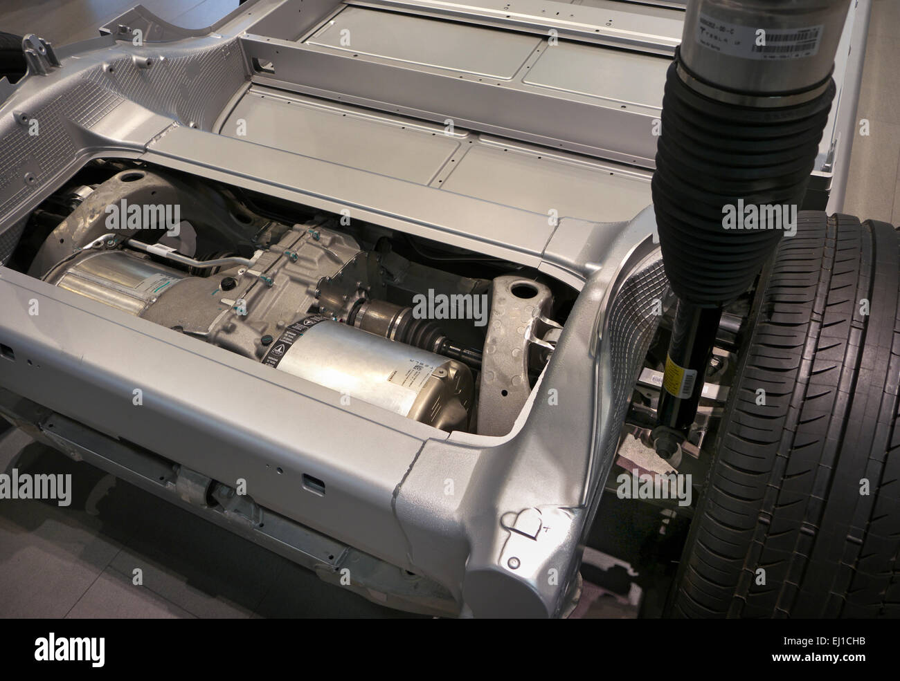 In spaccato di iconico 2015 Tesla Model S telaio leggero piano visualizzando il motore elettrico unità di alimentazione e lo spazio per le batterie Foto Stock