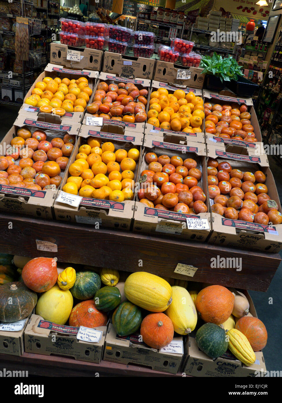 La frutta e la verdura selezione organico in vendita al mercato degli agricoltori al Ferry Building Embarcadero San Francisco California USA Foto Stock