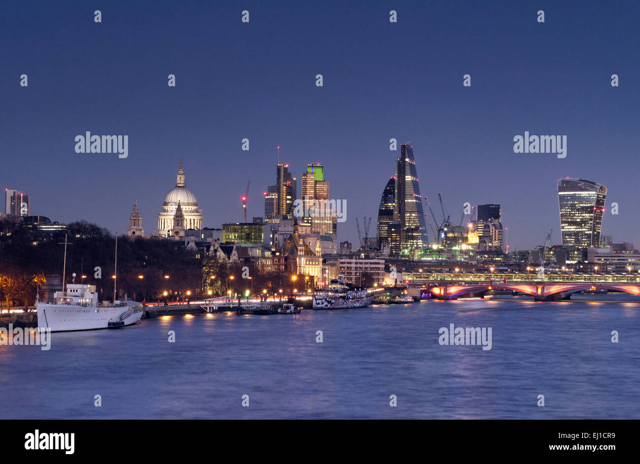 LONDON CITY FINANCE skyline tramonto NOTTE THAMES City of London cityscape lights & Fiume Tamigi da Waterloo Bridge a cielo chiaro Tramonto Tramonto London REGNO UNITO Foto Stock