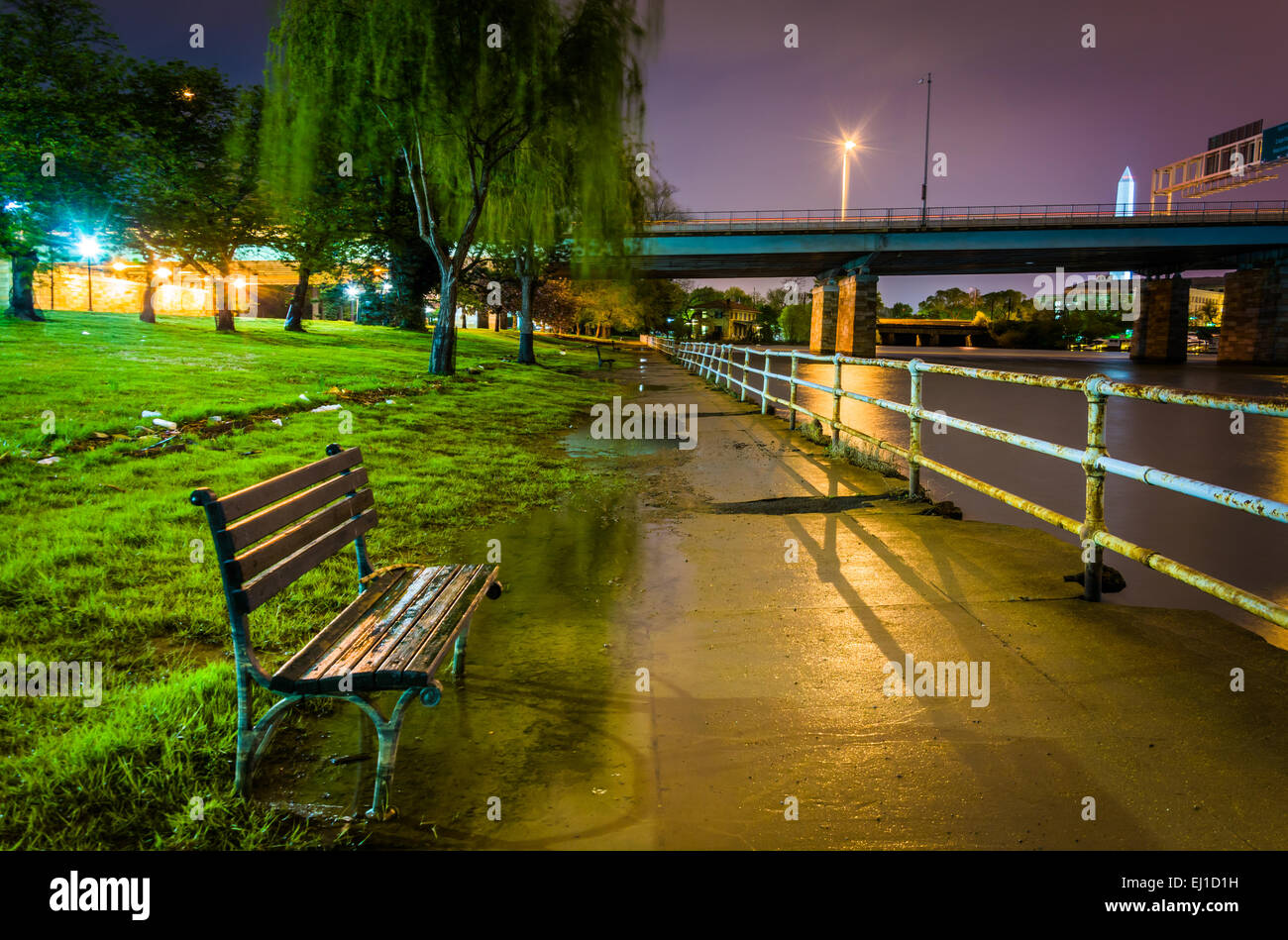 Inondati marciapiede lungo il canale di Washington di notte, a Washington, DC. Foto Stock