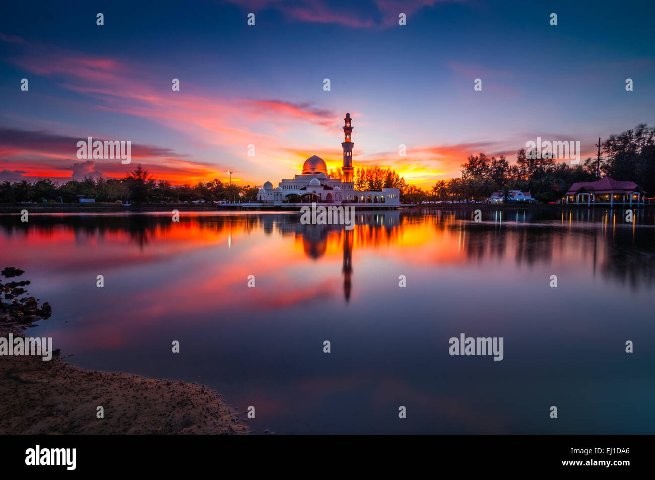 Bellissimo tramonto rosso alla moschea di terengganu Foto Stock