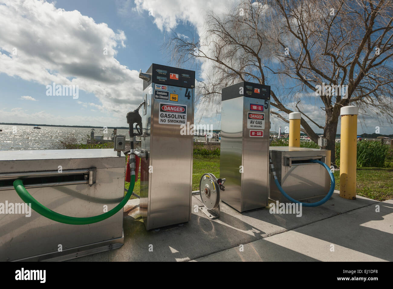 Deposito di benzina a procedure Dockside Wizard per AV con etanolo non al Lago di Dora in Tavares, Florida Foto Stock