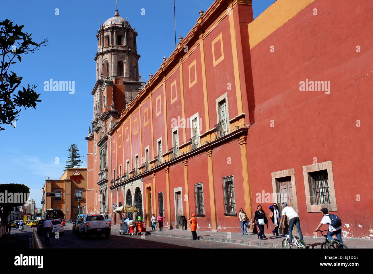 Edificio rosso e chiesa nel centro Histórcio di Queretaro, Stato di Queretaro, Messico Foto Stock