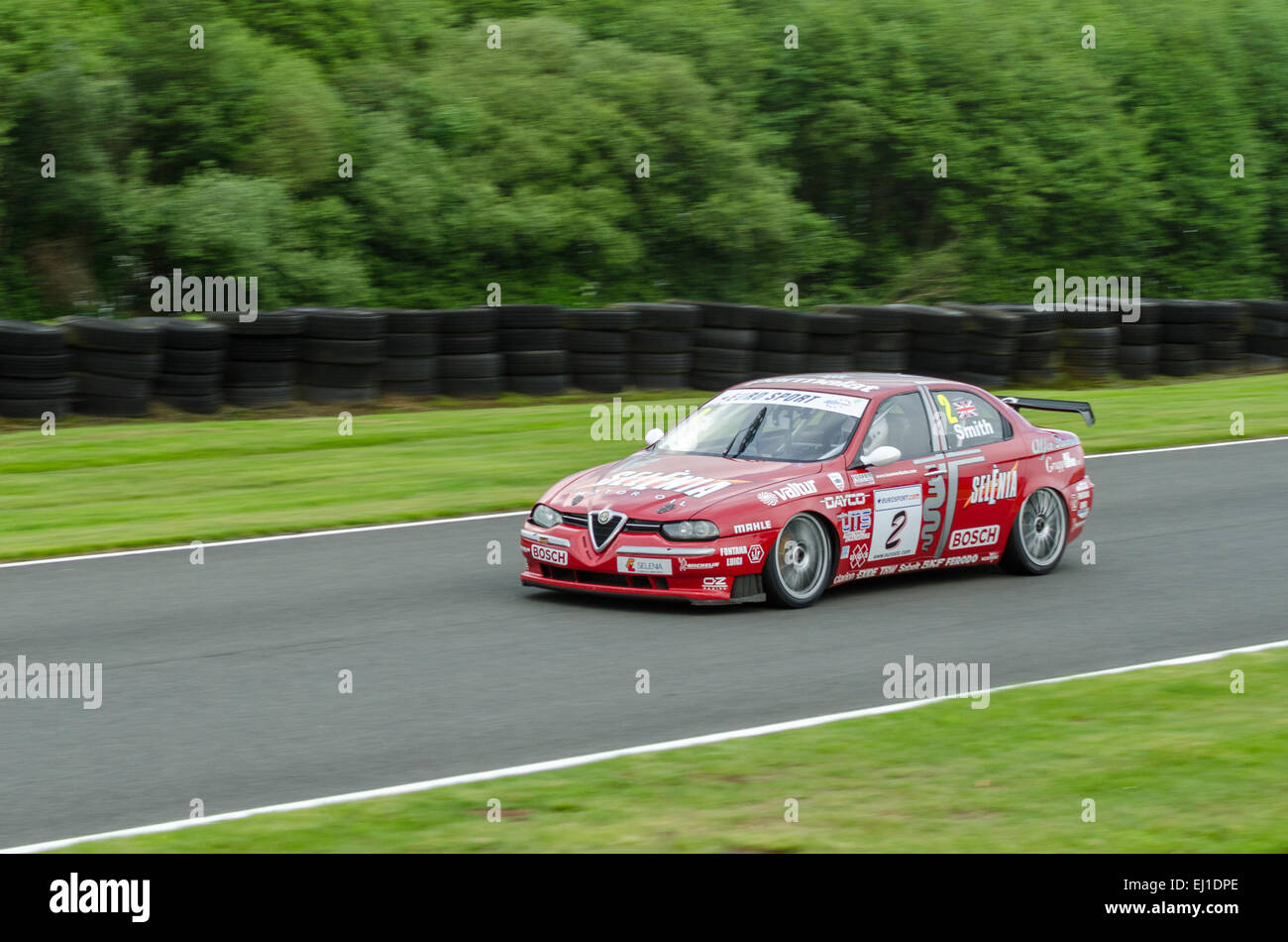 Una classica Alfa Romeo compete in un classico touring cars race ad Oulton Park il circuito di gara Foto Stock