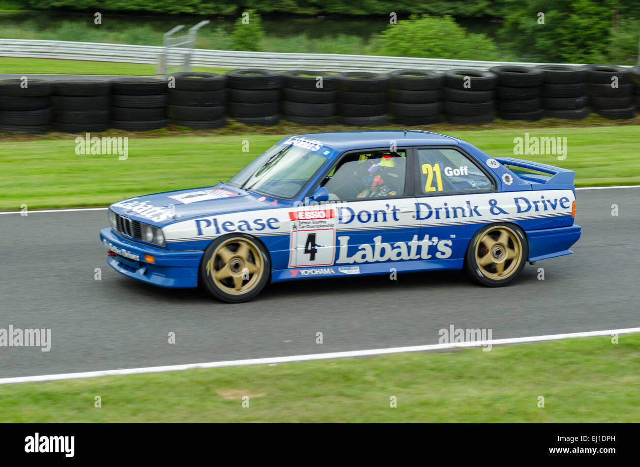 Un classico BMW compete in un classico touring cars race ad Oulton Park il circuito di gara Foto Stock