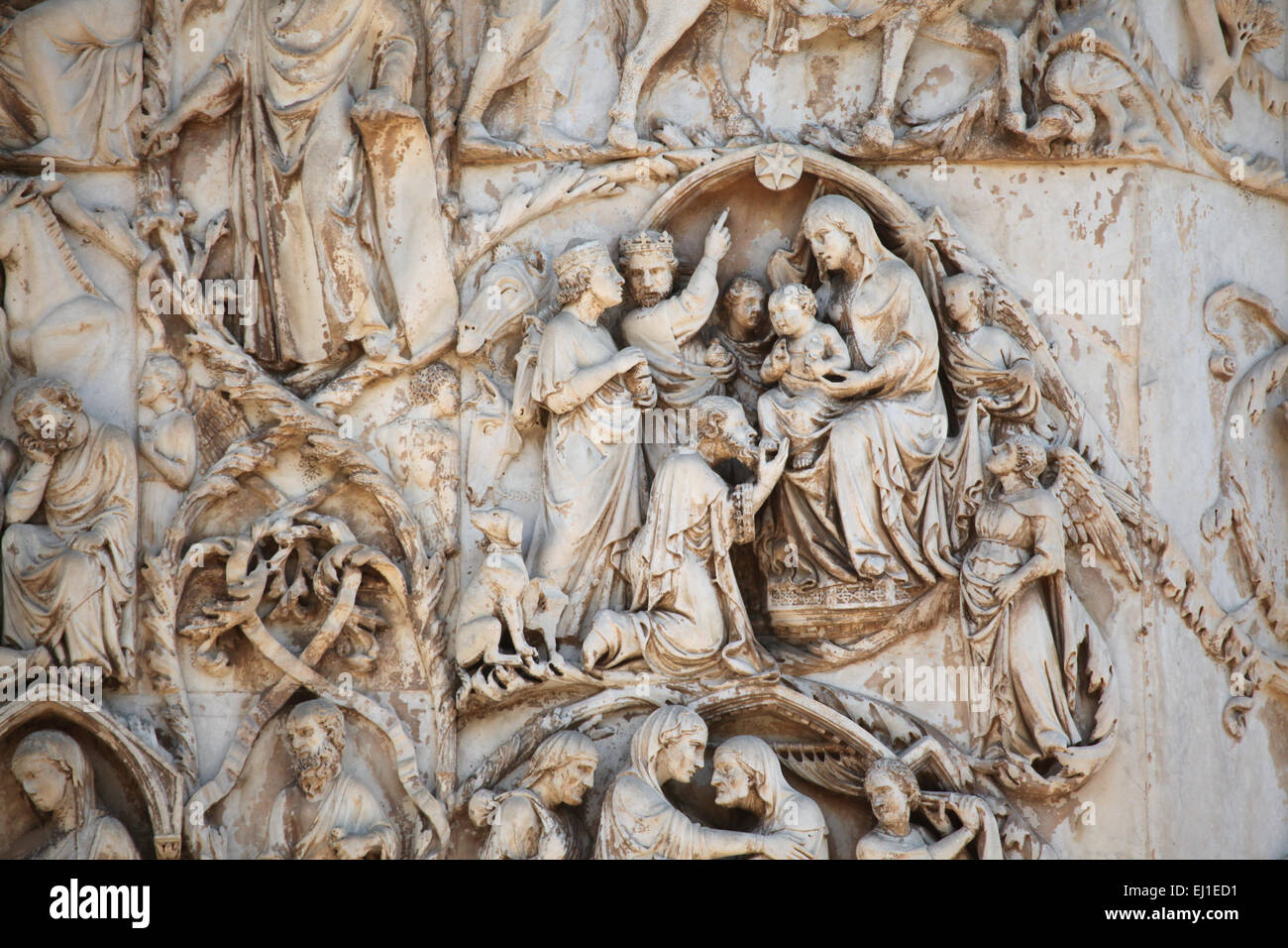 Adorazione dei Magi. Primo Rinascimento sollievo da scultore italiano Lorenzo Maitani sulla cattedrale di Orvieto, Italia. Foto Stock