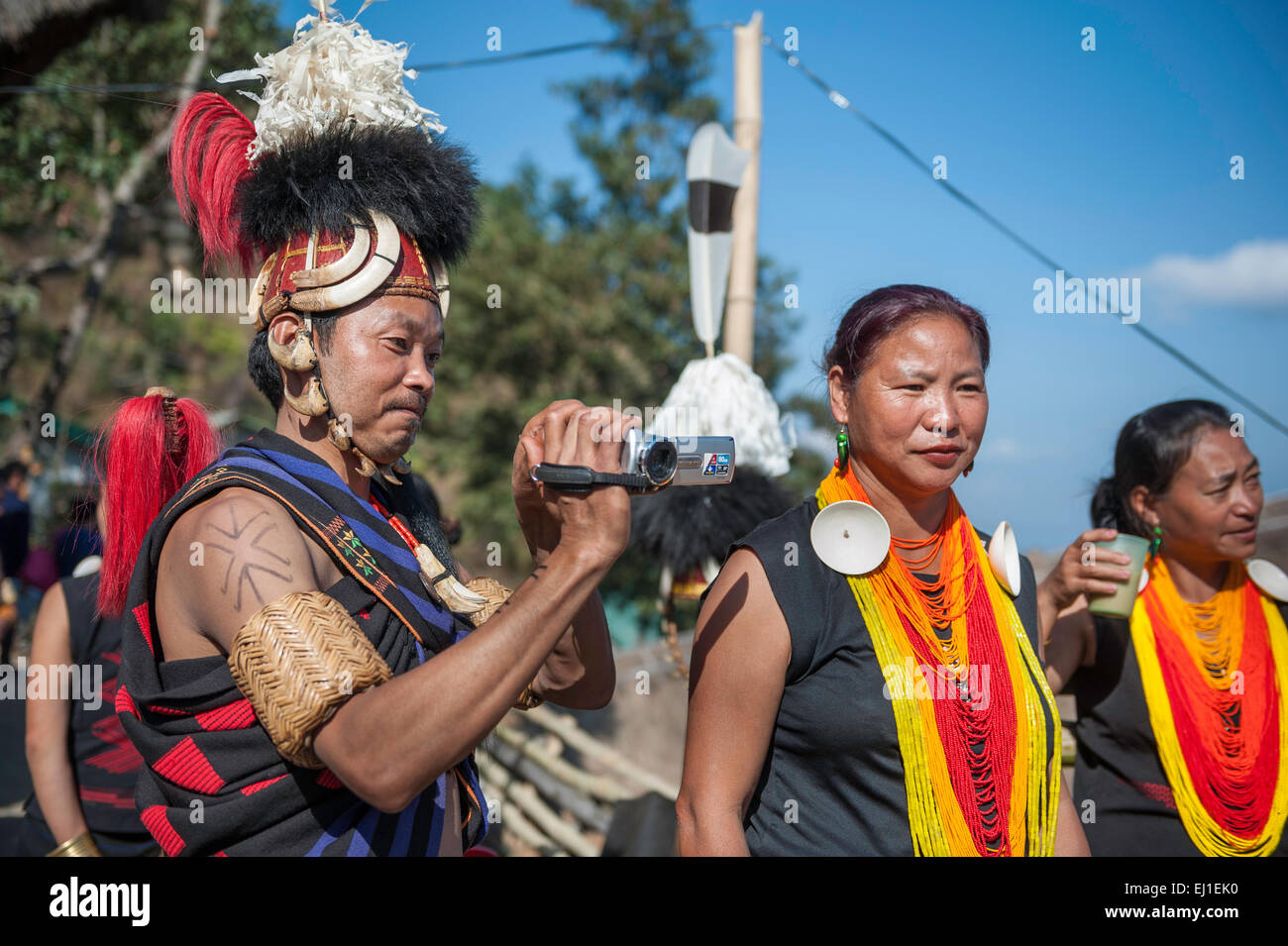 Konyak Tribe Uomo con videocamera Foto Stock