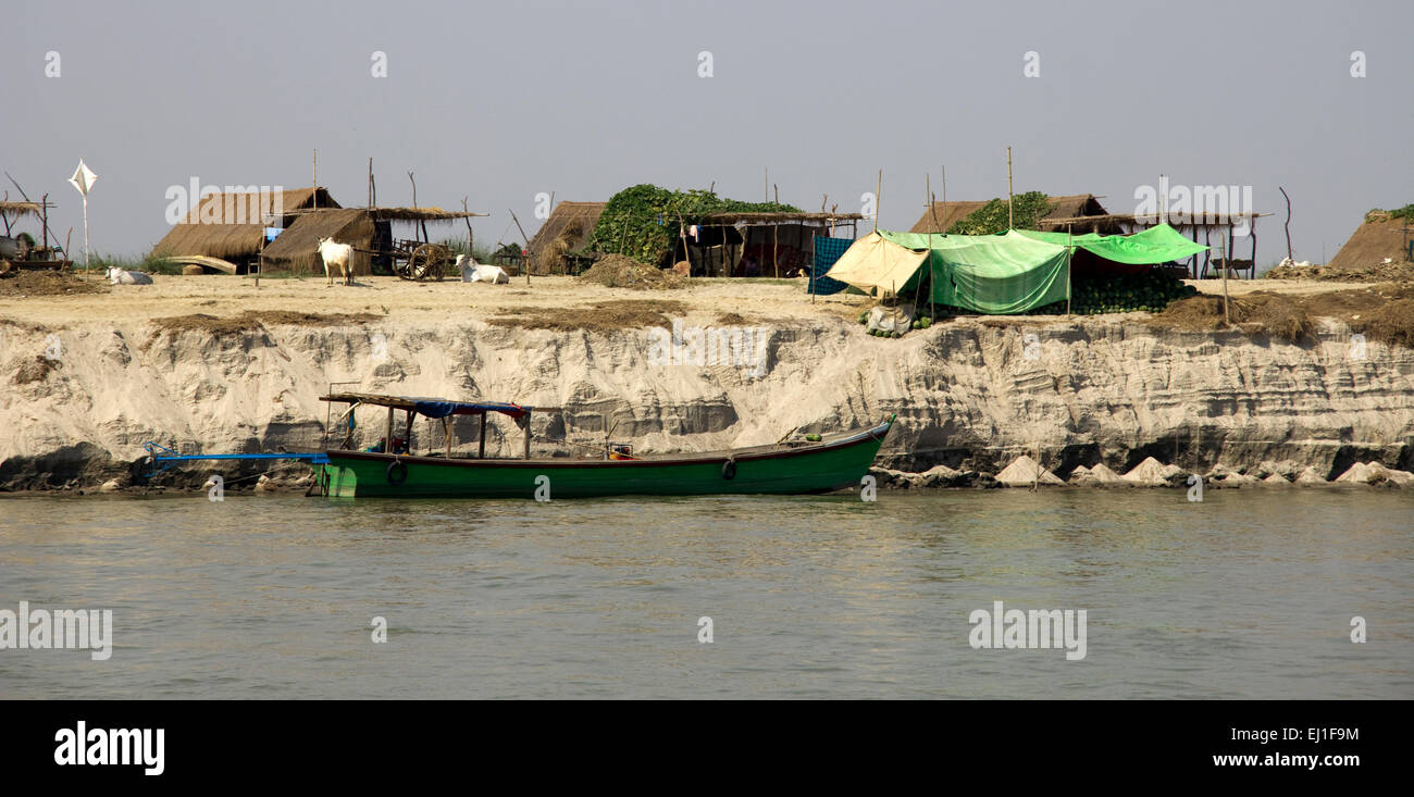 Villaggio sull Irrawaddy fiume Irrawaddy MYANMAR Birmania Foto Stock