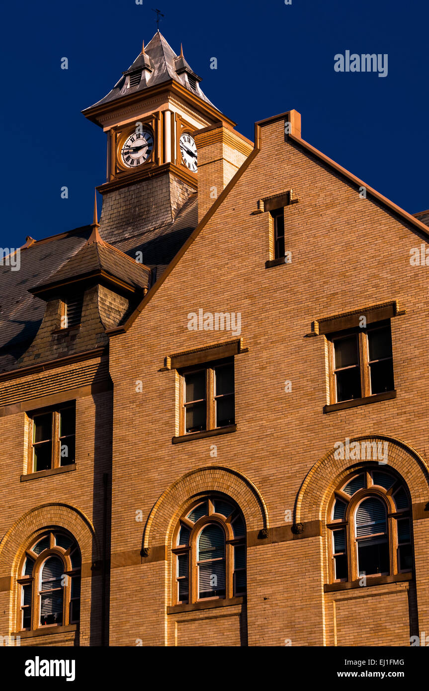 Foto in bianco e nero di Rouss City Hall nel centro cittadino di Winchester, Virginia. Foto Stock