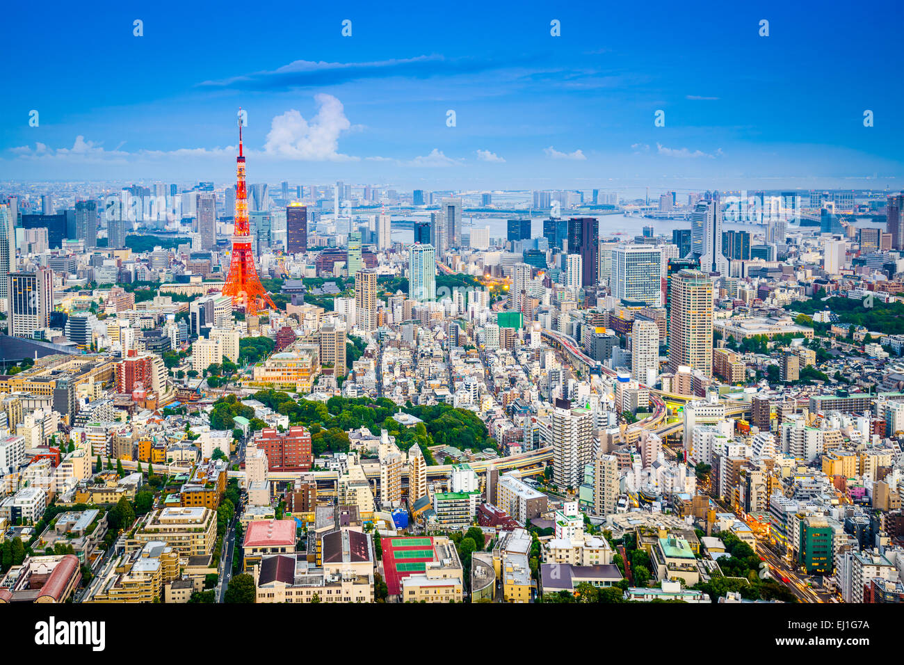 Tokyo, Giappone skyline della città da Roppongi Hills verso la Torre di Tokyo. Foto Stock