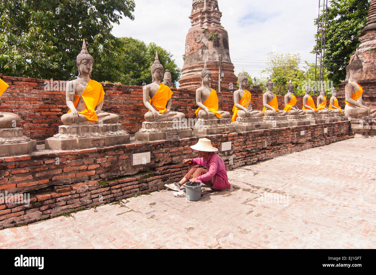 AYUTTHAYA,Thailandia-GIUGNO 27,2013: attorno a piedi watyaichaimongkol .Alcuni uno simile per preservare il sito archeologico da tirare o Foto Stock