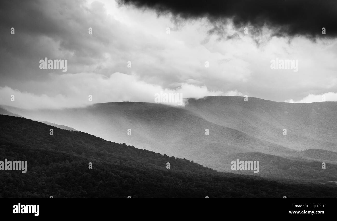 La molla nuvole temporalesche oltre le Blue Ridge Mountains, visto dalla Skyline Drive nel Parco Nazionale di Shenandoah, Virginia. Foto Stock