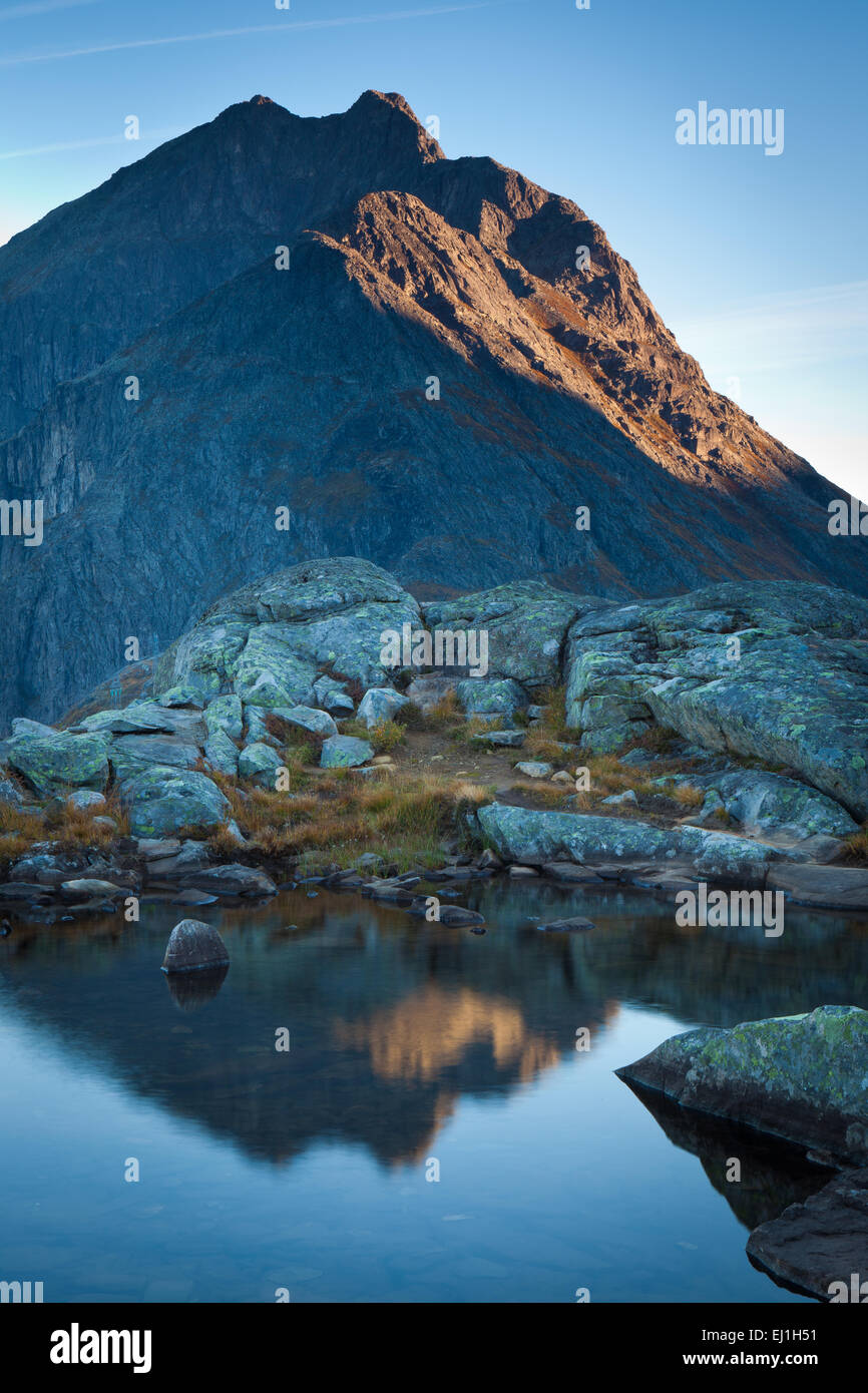 Prima luce sulla montagna Blånebba nella valle Romsdalen in Rauma kommune, Møre og Romsdal fylke, Norvegia. Foto Stock