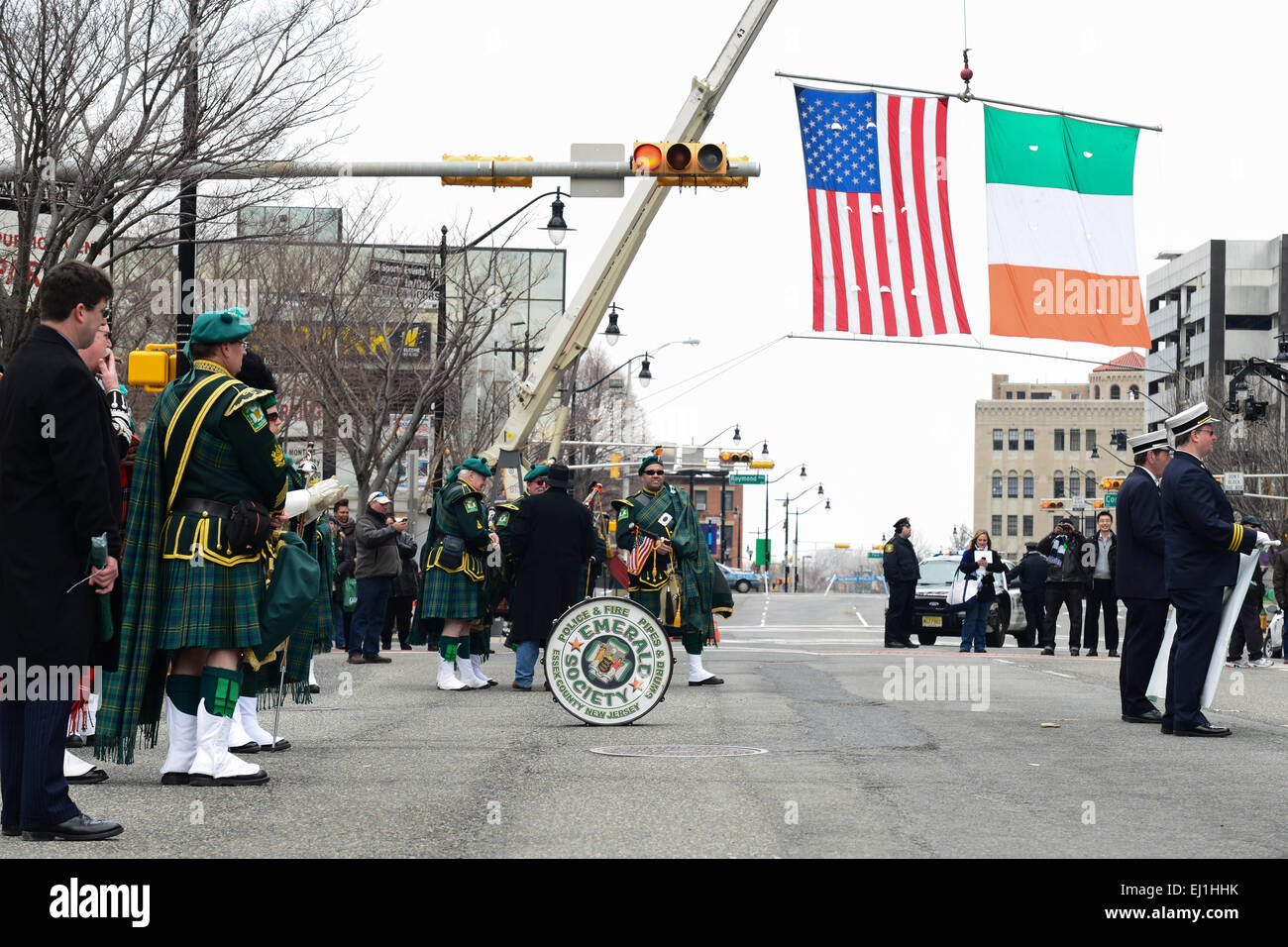 Società di smeraldo di polizia e dei vigili del fuoco - pifferi e tamburi - Attesa per l'inizio del 2013 San Patrizio parata del giorno. Newark, NJ. Foto Stock