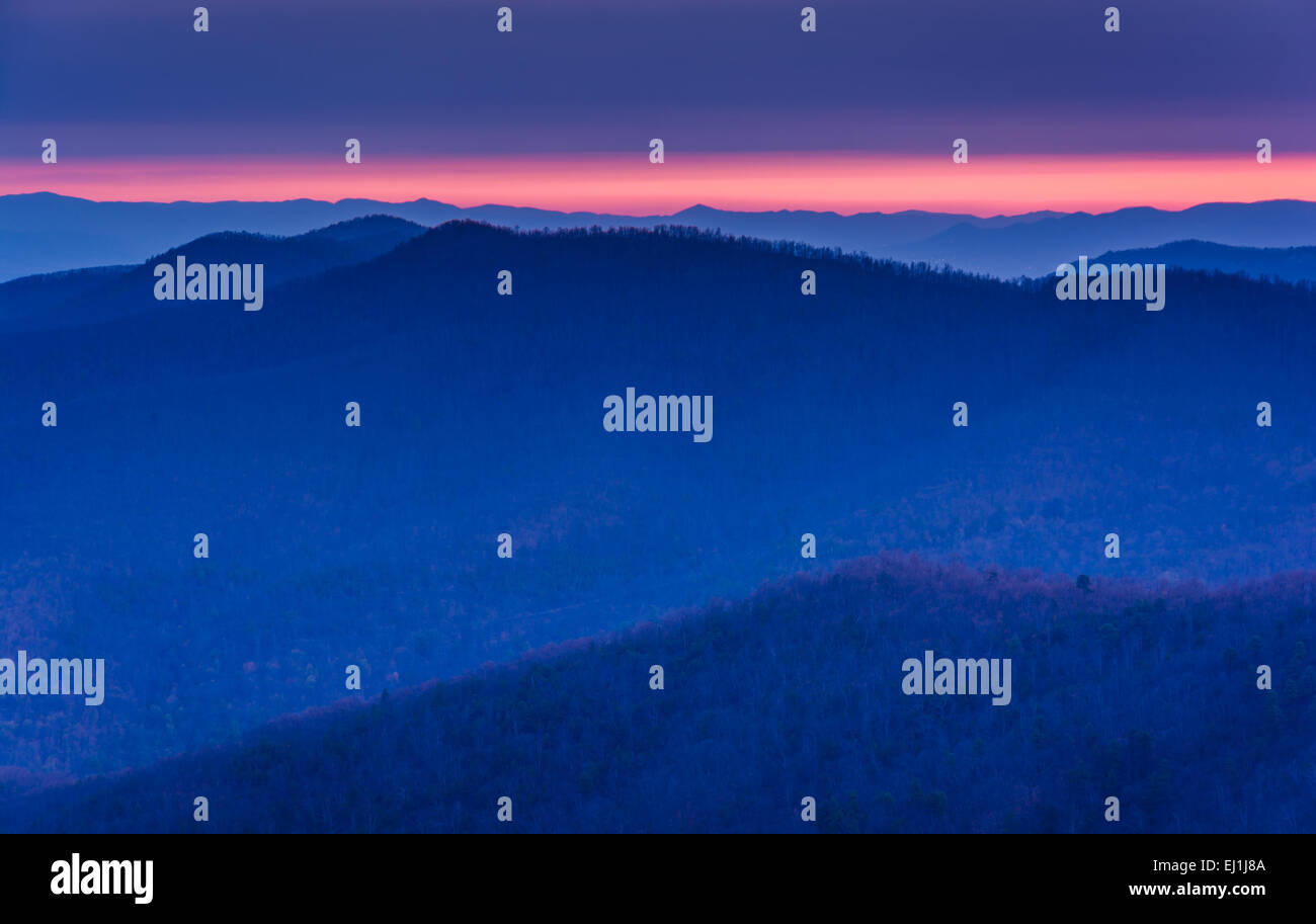 Sunrise oltre le Blue Ridge Mountains da Blackrock vertice nel Parco Nazionale di Shenandoah, Virginia. Foto Stock