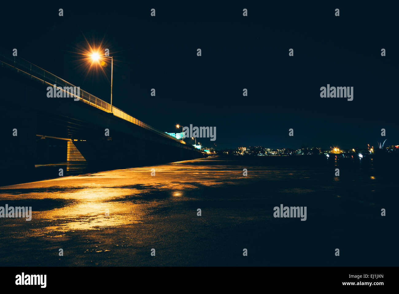 La George Mason Memorial Bridge di notte, oltre la congelati fiume Potomac in Washington, DC. Foto Stock