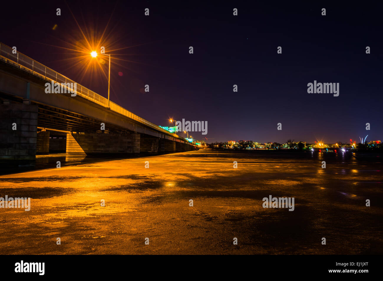 La George Mason Memorial Bridge di notte, oltre la congelati fiume Potomac in Washington, DC. Foto Stock