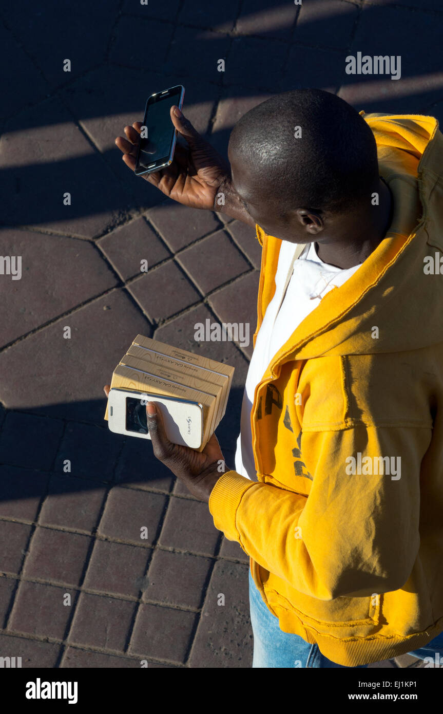 Gli smartphone falsi in vendita presso piazza Djemma El Fna a Marrakech, Marocco. Foto Stock
