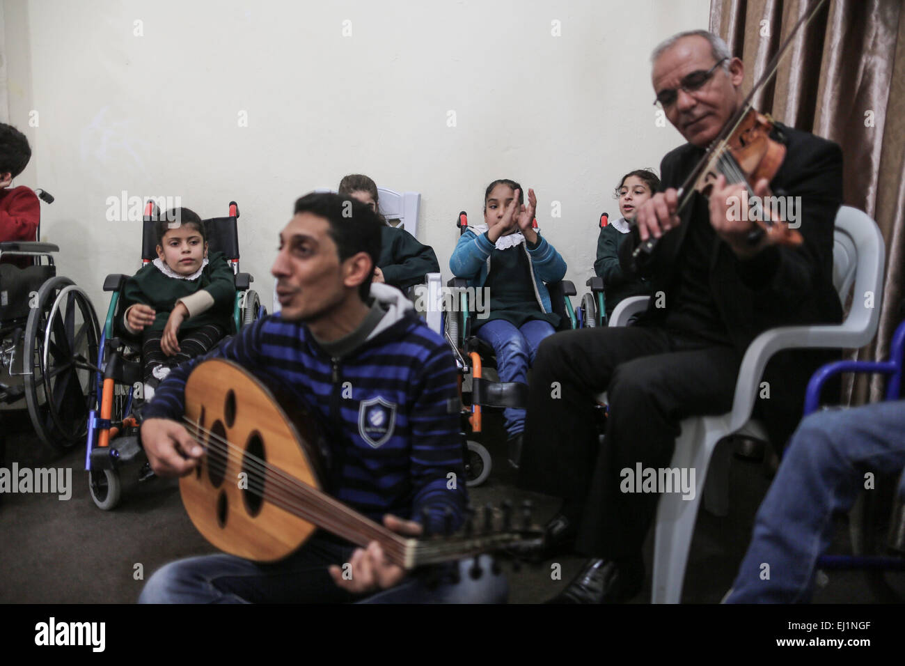 La striscia di Gaza. Xix Mar, 2015. Bambini palestinesi con disabilità a godersi musica presso il Centro Nazionale per la riabilitazione della comunità nella città di Gaza, il 19 marzo 2015. Il centro offre musica terapia come un efficace educative e strumento terapeutico per i bambini con disabilità. © Wissam Nassar/Xinhua/Alamy Live News Foto Stock