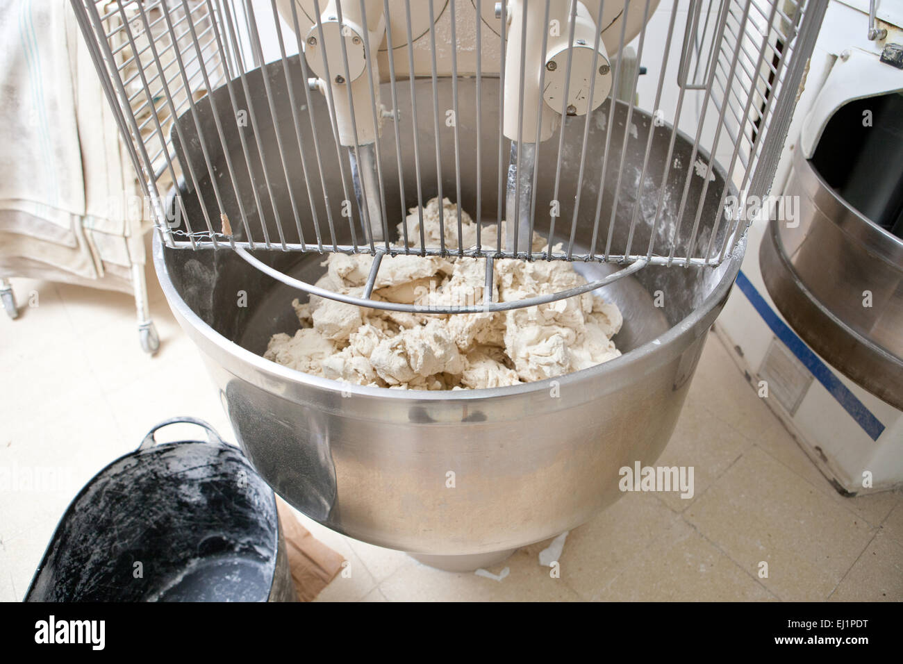 Robot da cucina per impastare la pasta per pane. Processo di fabbricazione  del pane in spagnolo Foto stock - Alamy