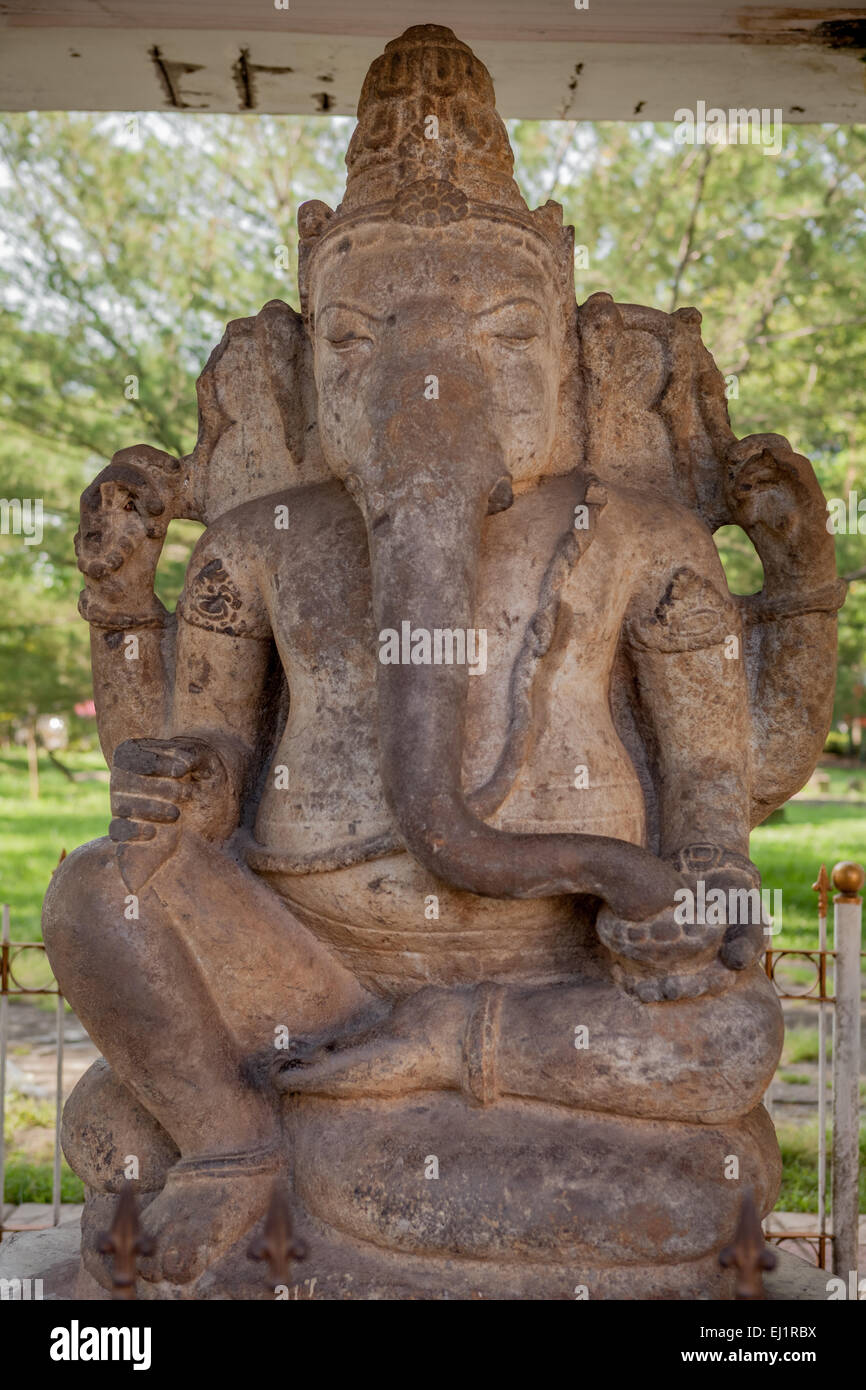 Ganesha statua da Pagaralam area viene visualizzata al museo di Sultan Mahmud Badaruddin II a Palembang, Sumatra, Indonesia. Foto Stock