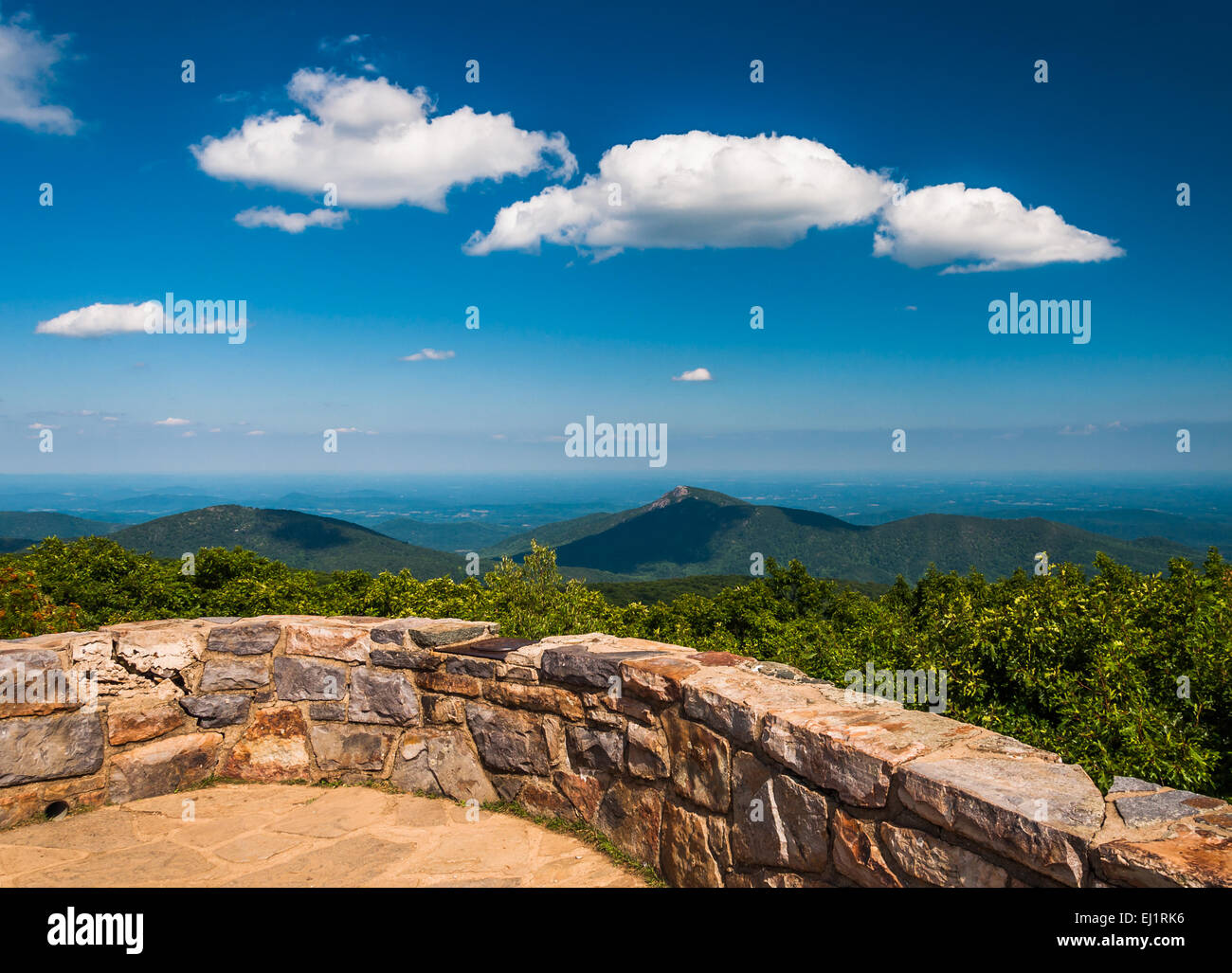 Vista verso il vecchio Rag dal ponte di osservazione sul vertice Hawksbill, Parco Nazionale di Shenandoah, Virginia. Foto Stock