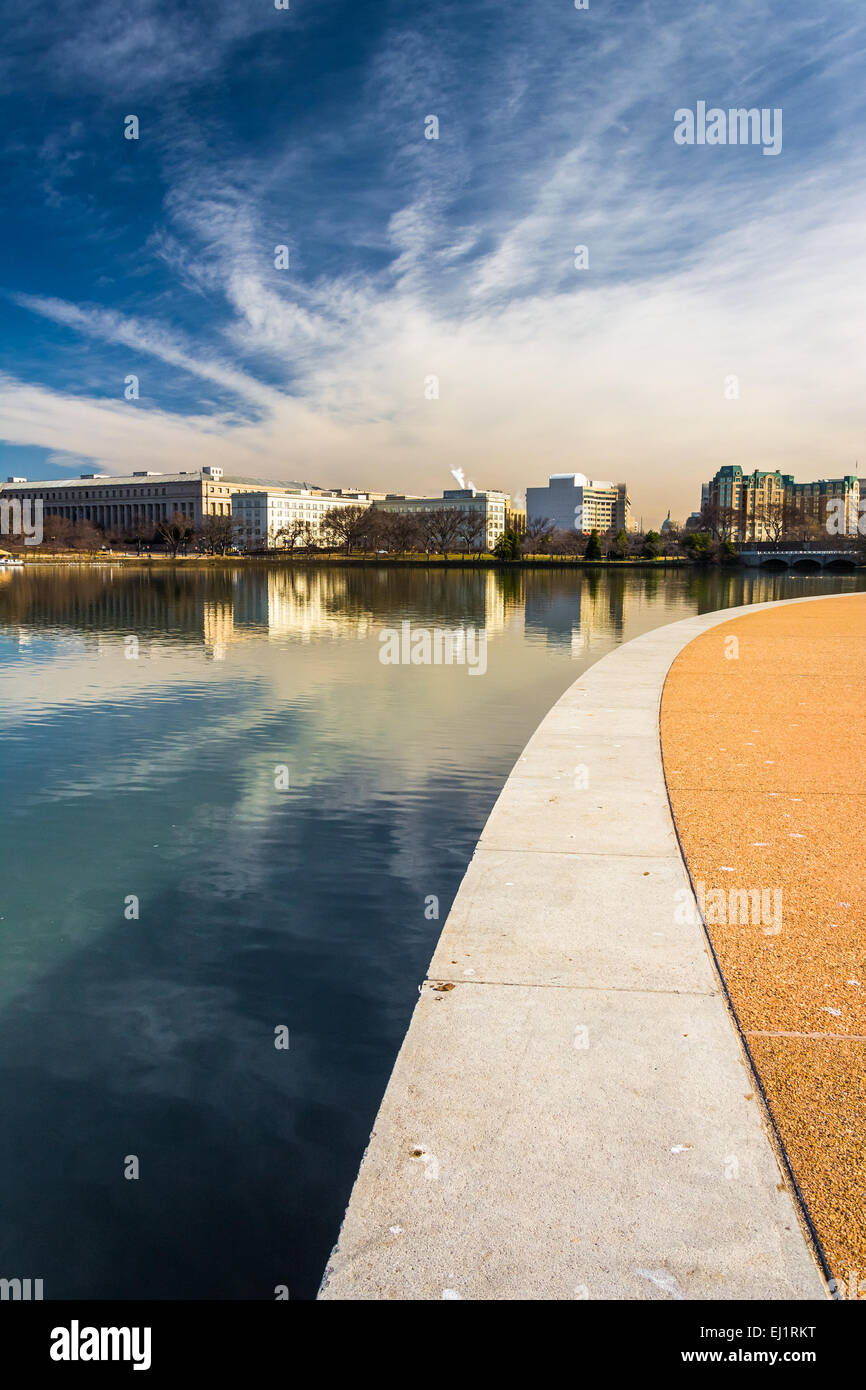 Passeggiata lungo il bacino di marea, in East Potomac Park, Washington DC. Foto Stock