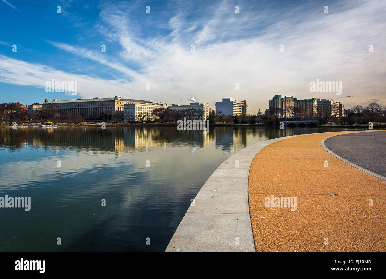 Passeggiata lungo il bacino di marea, in East Potomac Park, Washington DC. Foto Stock