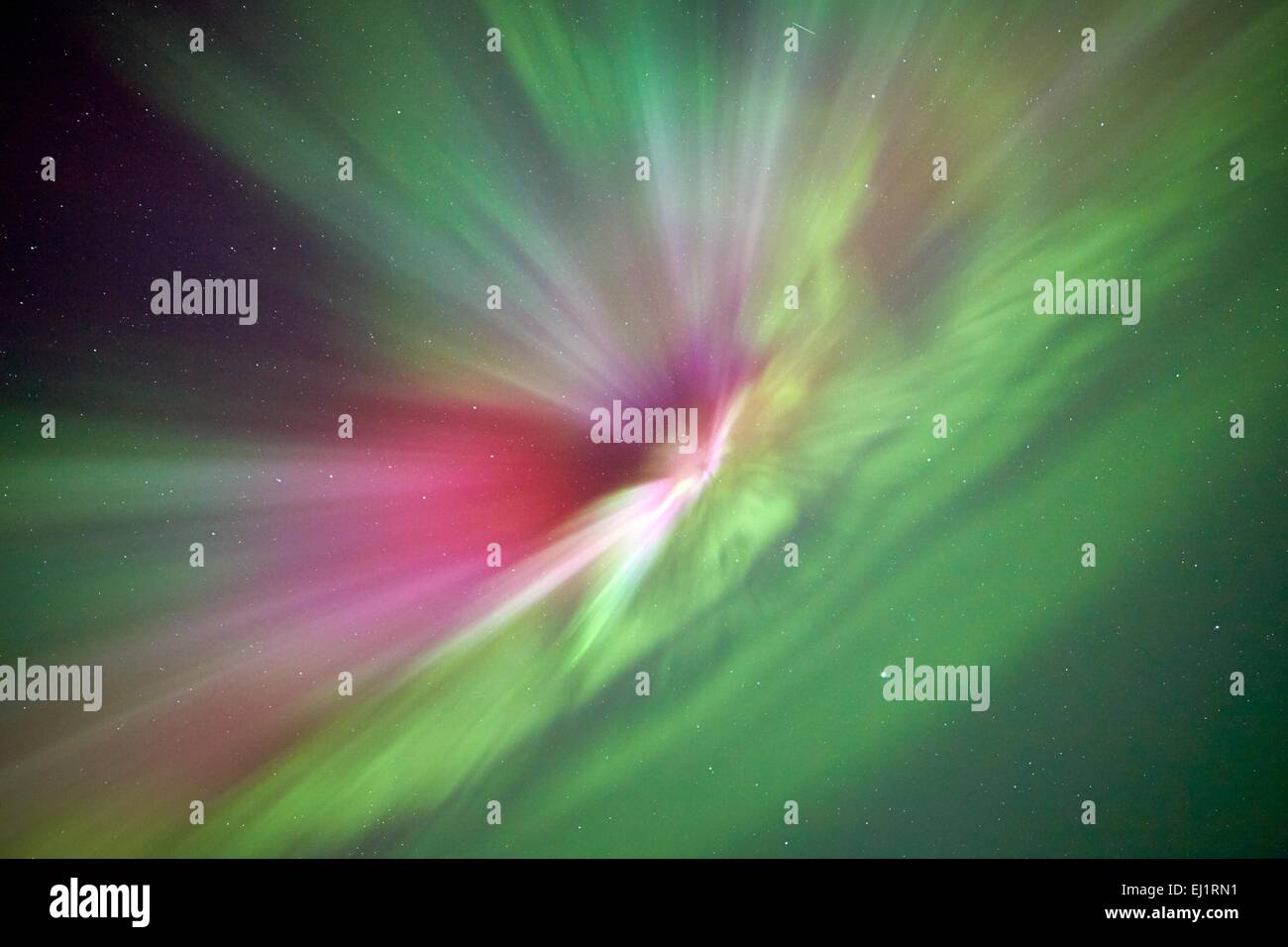 Aurora boreale o luci del nord fotografato da dritto al di sotto. Colori vibranti della corona e il cielo stellato su backgrou Foto Stock