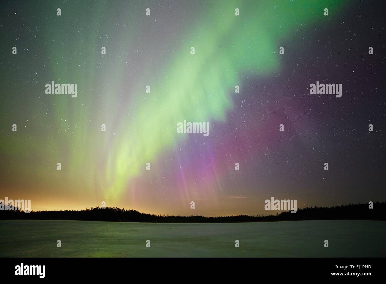 Aurora boreale o luci del nord fotografato da dritto al di sotto. Colori vibranti della corona e il cielo stellato su backgrou Foto Stock