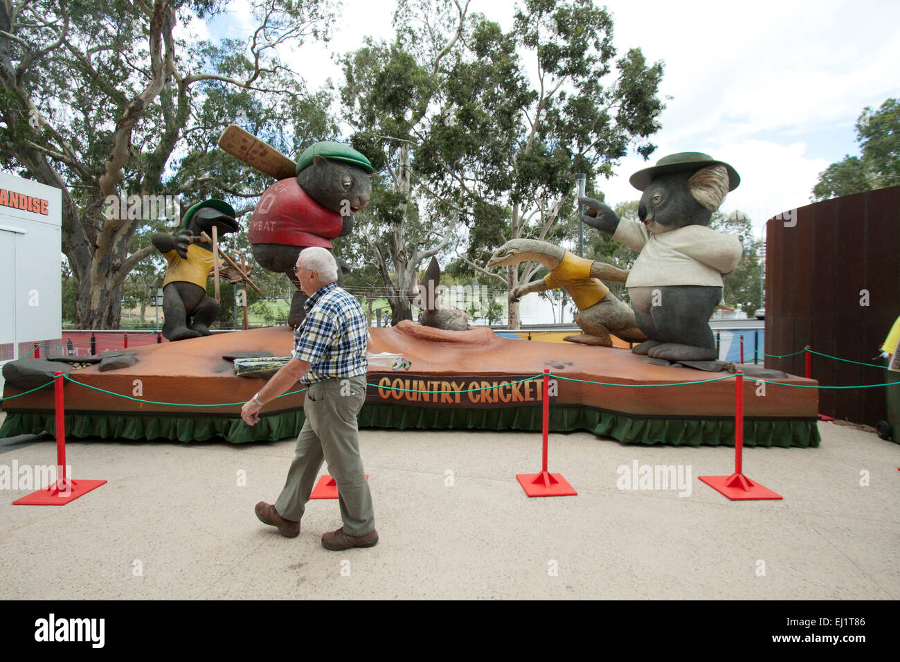 Adelaide Australia.XX marzo 2015. Un uomo cammina passato sculture di animali Australiani a giocare a cricket. Ventilatori in colorati e buon umore si riuniscono per il trimestre Final Showdown tra l Australia e il Pakistan a Adelaide Oval Credito: amer ghazzal/Alamy Live News Foto Stock