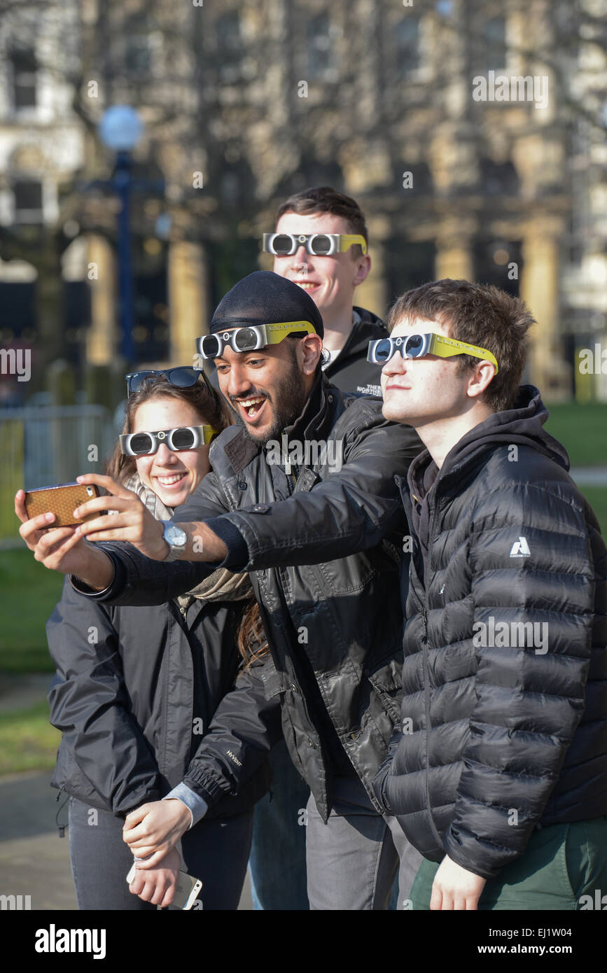 Birmingham, Regno Unito. 20 Mar, 2015. Un gruppo di adolescenti che godono di un selfie mentre guardando le eclissi solare in Birmingham. Credito: Michael Scott/Alamy Live News Foto Stock